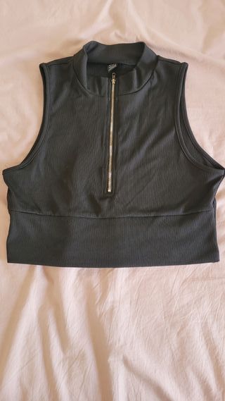 Top corto negro con cremallera