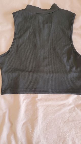 Top corto negro con cremallera