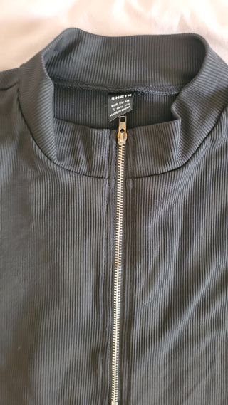 Top corto negro con cremallera