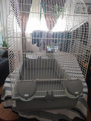 Jaula para pájaros blanca y gris