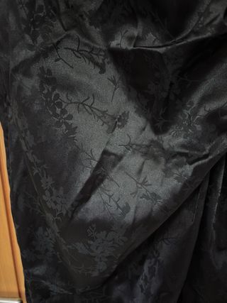 Vestido negro satinado con drapeado