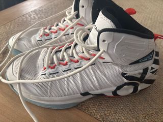 Zapatillas Baloncesto Blancas y Multicolor.