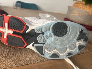 Zapatillas Baloncesto Blancas y Multicolor.
