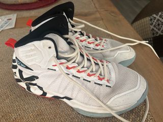 Zapatillas Baloncesto Blancas y Multicolor.