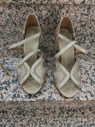 Zapatos de baile dorados y beige