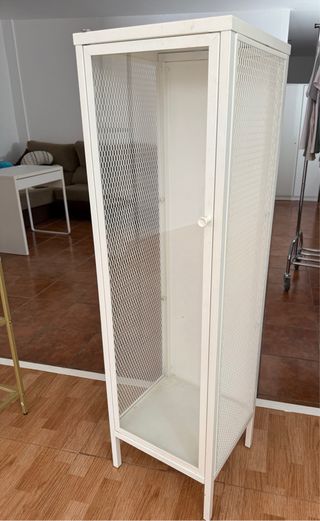 Estante de metal y cristal