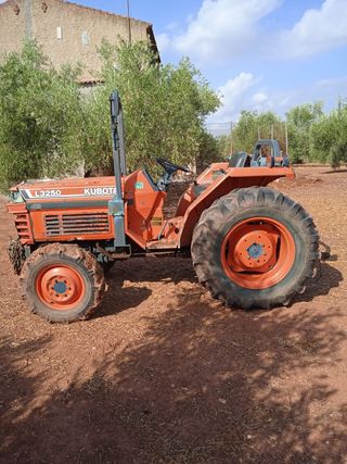 Tractor Kubota y aperos