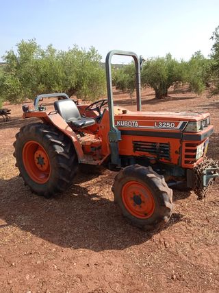 Tractor Kubota y aperos