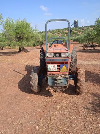 Tractor Kubota y aperos