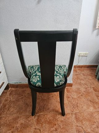 Sillas de madera maciza con tapizado floral