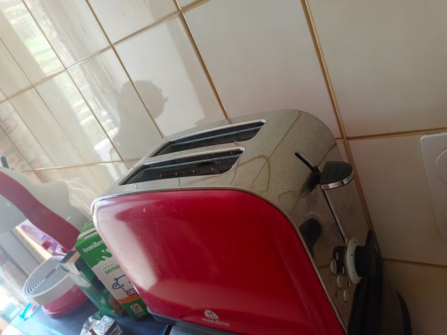 Tostadora roja y plateada