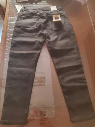 Pantalón negro talla 42 nuevo sin estrenar, con et