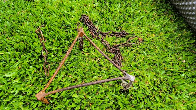 Trípode antiguo con cadenas