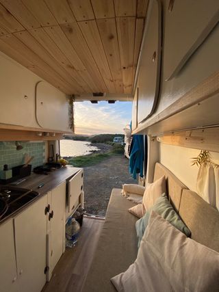 Opel Vivaro techo alto camper completa