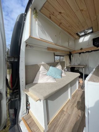 Opel Vivaro techo alto camper completa