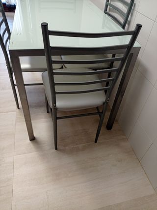 Mesa de cocina y 4 sillas a juego
110 larg 70 an