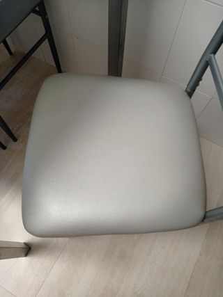 Mesa de cocina y 4 sillas a juego
110 larg 70 an