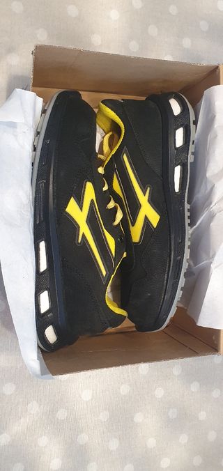 Zapatos de seguridad negros y amarillos
