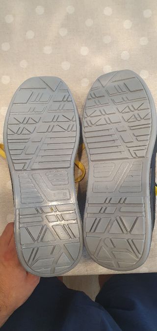 Zapatos de seguridad negros y amarillos