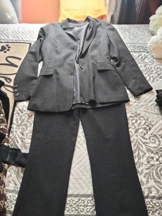 Traje de chaqueta y pantalón gris