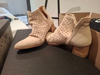 Botines Beige con Corte Laser