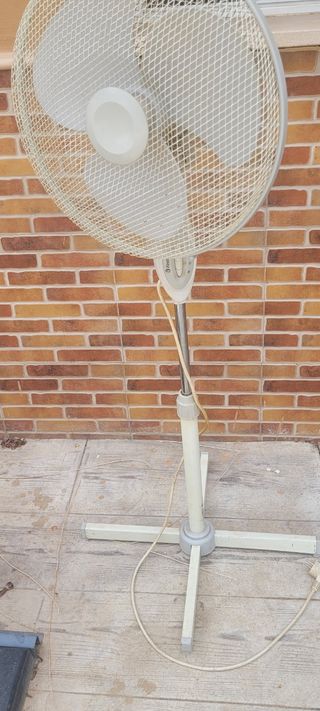 Ventilador de pie beige y blanco