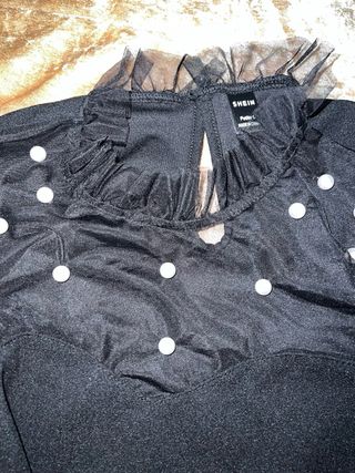 Blusa negra con mangas de tul y perlas