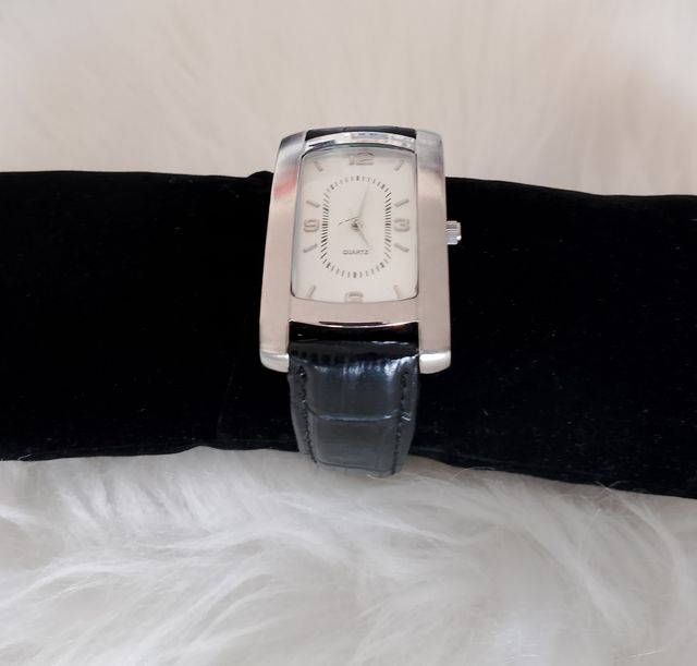 Reloj de Pulsera Elegante Plata y Negro