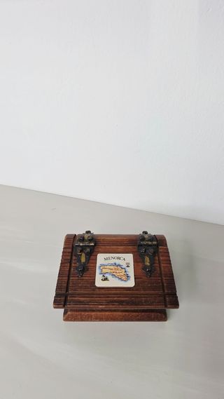 Caja de madera decorada con mapa de Menorca