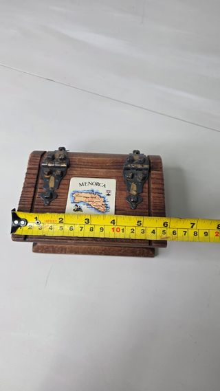 Caja de madera decorada con mapa de Menorca