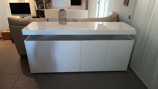 Mueble buffet blanco con detalles de cristal. 