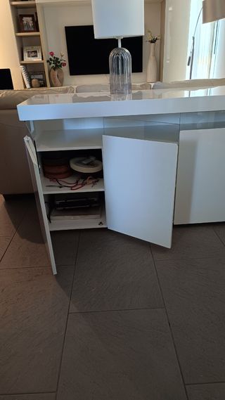 Mueble buffet blanco con detalles de cristal. 