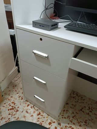 Mueble de recepción blanco y gris