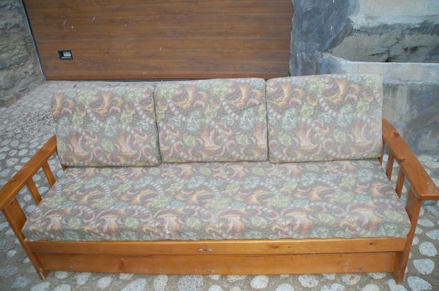 Sofá-cama de tela y madera