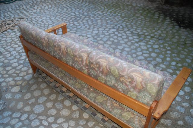 Sofá-cama de tela y madera