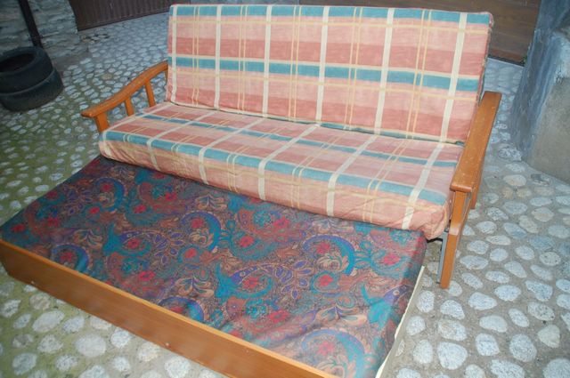 Sofá-cama de tela y madera