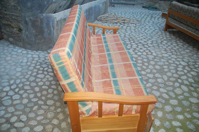 Sofá-cama de tela y madera
