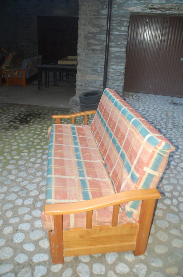 Sofá-cama de tela y madera