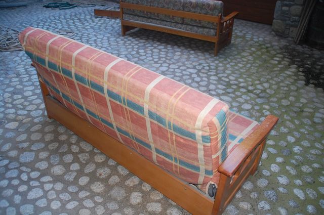 Sofá-cama de tela y madera