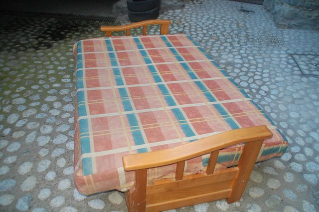 Sofá-cama de tela y madera