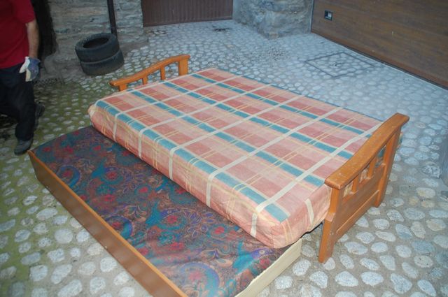 Sofá-cama de tela y madera