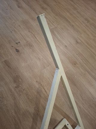 Pluma de grúa metálica blanca