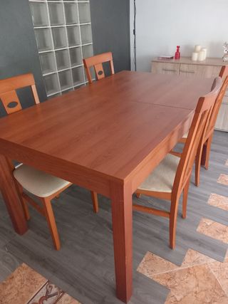 Mesa de comedor como nueva 