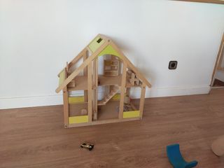 casa de muñecas con marco de madera