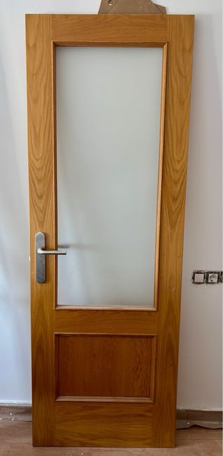 Puerta de roble con cristal