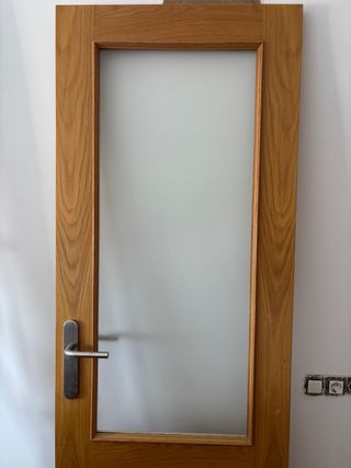Puerta de roble con cristal