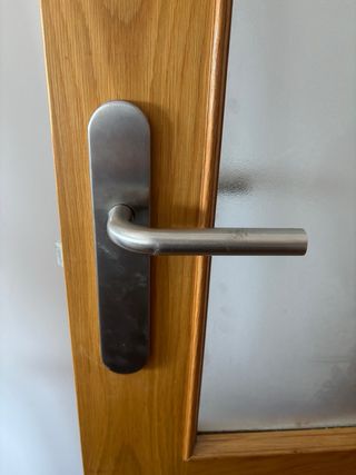 Puerta de roble con cristal