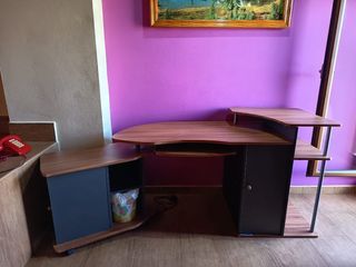 Escritorio con silla giratoria