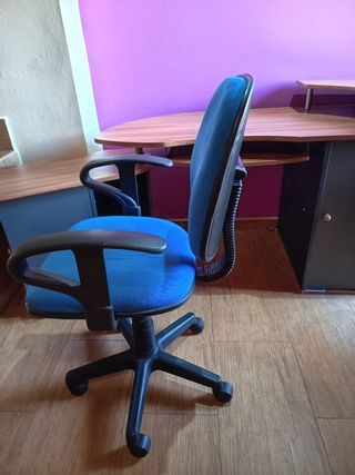 Escritorio con silla giratoria