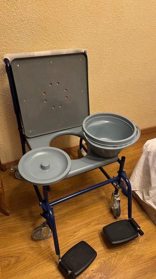 Silla de inodoro acolchada con ruedas sin usar